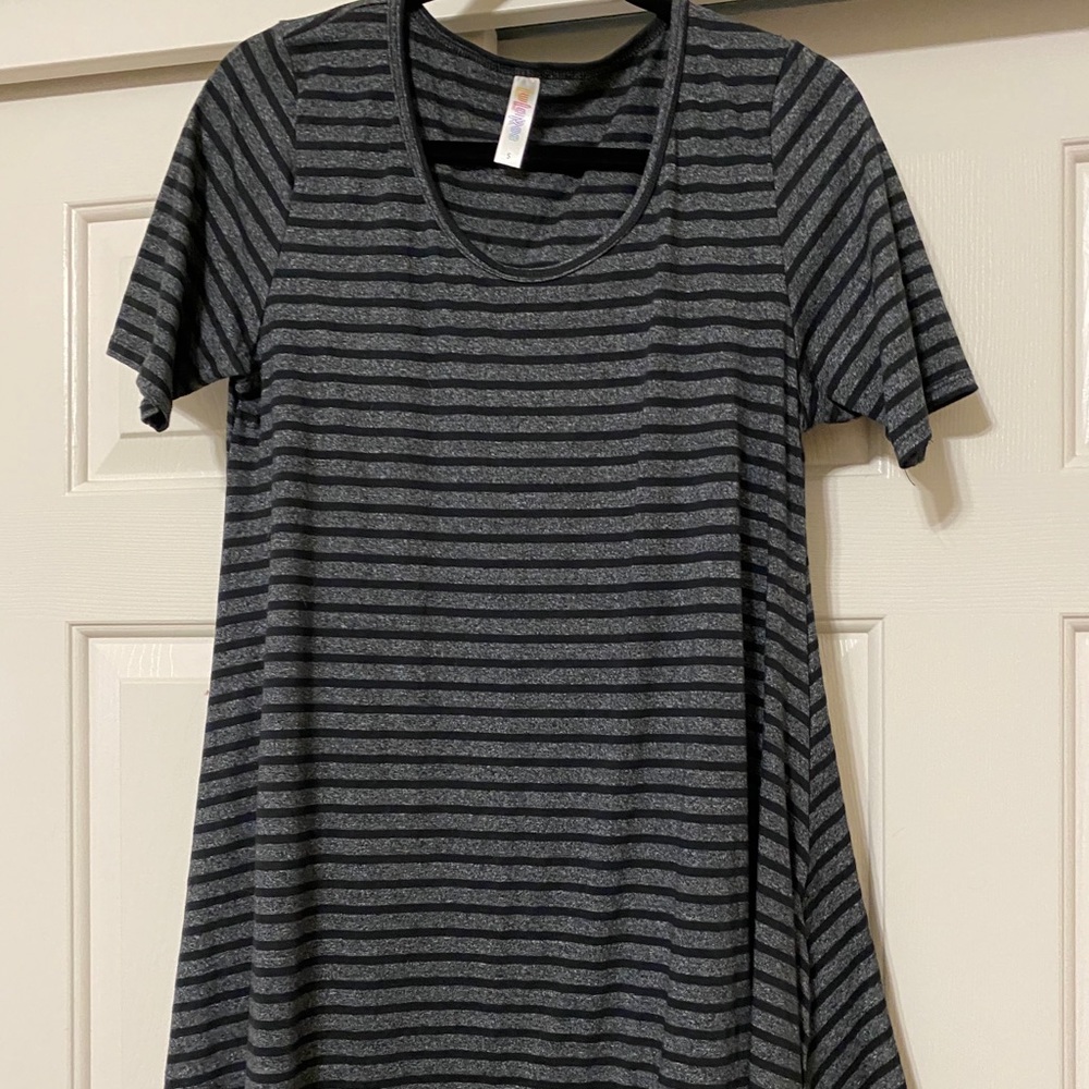Lularoe Perfect T (swing shape w/ side slit) (EUC)